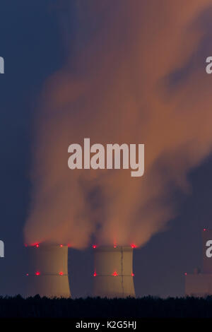 Torri di raffreddamento da una Brown-Coal-fired Power Station di notte . Foto Stock