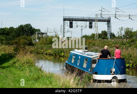 Narrowboat sulla Oxford Canal a fianco della West Coast Main Line railway, Ansty, Warwickshire, Regno Unito Foto Stock