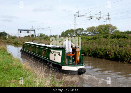 Narrowboat sulla Oxford Canal a fianco della West Coast Main Line railway, Ansty, Warwickshire, Regno Unito Foto Stock