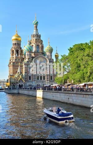 Cattedrale Ortodossa del Salvatore sul Sangue in estate sulle Griboyedov canal embankment Foto Stock