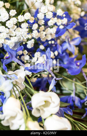 Giorno di nozze che mostra immagini - amore, matrimonio, fiori, dolci e fiori Foto Stock