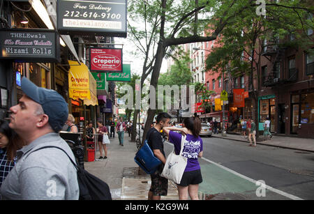 MacDougal Street ristoranti e persone in New York - USA Foto Stock