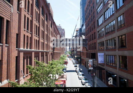 Visualizza in basso West 16th Street nel Quartiere Meatpacking visto dall alto ponte linea Park - New York - USA Foto Stock