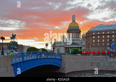 San Pietroburgo, Russia - 19 giugno 2017: il Blue Bridge sul fiume Moika, San Isaac e hotel Astoria al tramonto a San Pietroburgo. Foto Stock