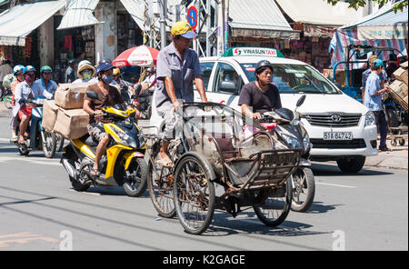 In rickshaw driver e altro traffico di Cholon, Città di Ho Chi Minh (Saigon), Vietnam Foto Stock