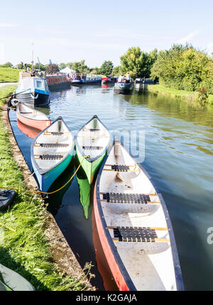 Canoe colorate ormeggiato sul Grand Union Canal a Marsworth, nella valle di Aylesbury, Bucks Foto Stock