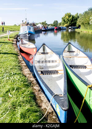 Canoe colorate ormeggiato sul Grand Union Canal a Marsworth, nella valle di Aylesbury, Bucks Foto Stock