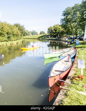 Canoe colorate ormeggiato sul Grand Union Canal a Marsworth, nella valle di Aylesbury, Bucks Foto Stock