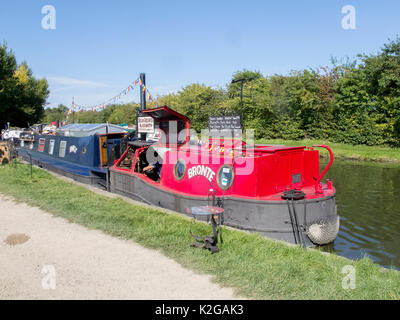 Fabbro lavora la sua fucina installato in una lunga barca, sul Grand Union Canal a Marsworth, nella valle di Aylesbury, Bucks Foto Stock