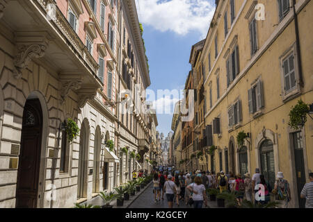 I turisti sono a piedi attorno a una vecchia strada accogliente in italia a Roma. cartolina di Roma. Architettura e punto di riferimento di roma Foto Stock