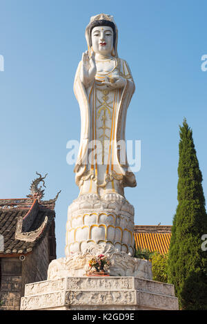 Donna statua del Buddha - Guanyin - in Yunding Shicheng Foto Stock