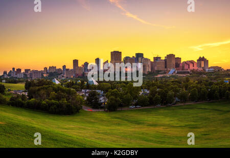 Il tramonto sopra il centro di Edmonton, Alberta, Canada. Foto Stock