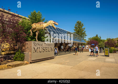 Visitatori presso l'entrata frontale del Royal Tyrrell Museo di Paleontologia in Alberta Foto Stock