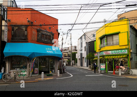 Tokyo, Giappone - 11 Maggio 2017: negozi colorati in corrispondenza di un angolo della strada nel quartiere, Foto Stock