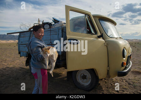 Famiglia nomade passando a Summer Place, carico cat in van, Khongor duna di sabbia, Govi Gurvan Saikhan National Park, deserto dei Gobi, Sud Mongolia. Giugno 2015. Foto Stock