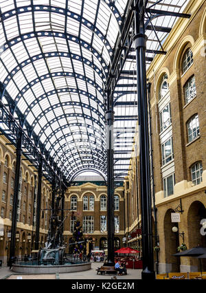 Londra, UK - DICEMBRE 8,2013 : Hays Galleria, si trova a 1 Battle Bridge Lane a Southwark, è un ferro da stiro e vetro atrio coperto con negozi boutique, Foto Stock