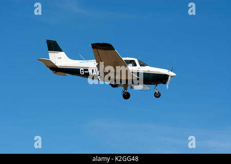 Piper PA-28 Cherokee Warrior III in atterraggio a Wellesbourne Airfield, Warwickshire, Regno Unito (G-WAVS) Foto Stock