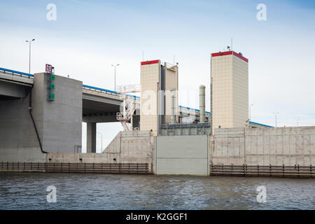 Di San Pietroburgo per la prevenzione delle inondazioni struttura complessa. Ingresso alla Neva Bay. Acqua lock n. 2 della diga Foto Stock