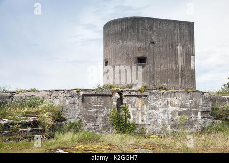 Vecchio cemento torre bunker dal periodo della seconda guerra mondiale su Totleben fort isola nel Golfo di Finlandia nei pressi di San Pietroburgo in Russia Foto Stock