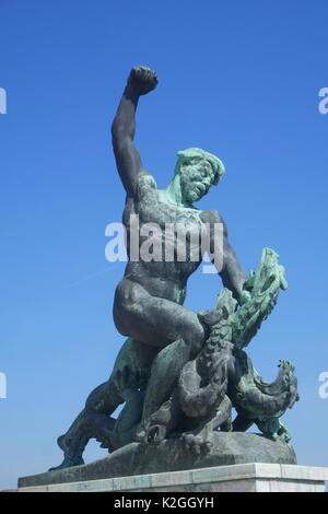 Statua di San Giorgio che uccide il drago, alla base del monumento Liberty, Citadel, Colle Gellert Budapest, Ungheria Foto Stock