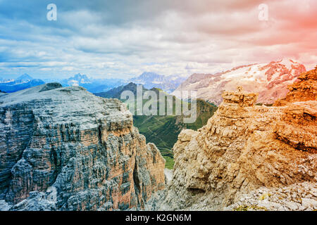 Vista panoramica delle Dolomiti Marmolada, Passo Pordoi, vicino a Canazei in Val di Fassa, Trentino-Alto-Adige, Italia. Nei toni dell'immagine con un gradiente moderno Foto Stock