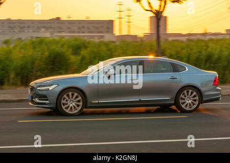 Cinese fabbricati Volvo S90 passo lungo T5 Iscrizione essendo guidato su un funzionario test drive Foto Stock