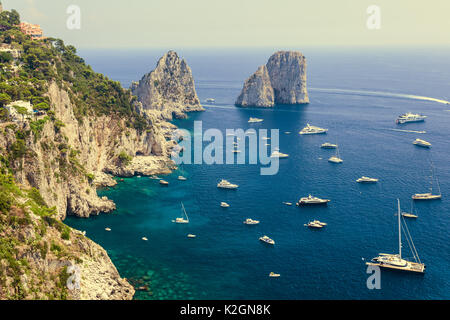 Faraglioni in UCE tramonto visibile dai Giardini di Augusto a Capri, Italia. Focus su rocce di pietra. Foto Stock