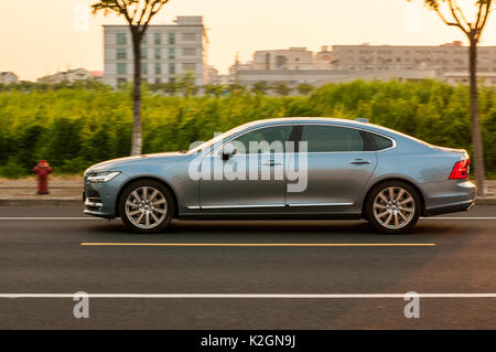 Cinese fabbricati Volvo S90 passo lungo T5 Iscrizione essendo guidato su un funzionario test drive Foto Stock