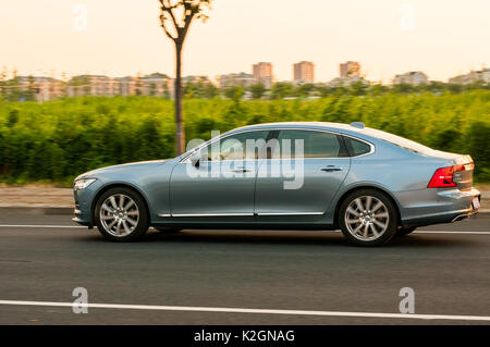 Cinese fabbricati Volvo S90 passo lungo T5 Iscrizione essendo guidato su un funzionario test drive Foto Stock