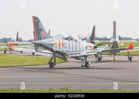 RADOM, Polonia - 26 agosto: Orlik (Polonia) aerobatic team display a Air Show Radom 2017 evento su agosto 26, 2017 di Radom, Polonia Foto Stock