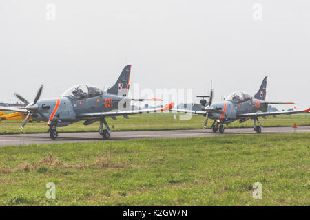 RADOM, Polonia - 26 agosto: Orlik (Polonia) aerobatic team display a Air Show Radom 2017 evento su agosto 26, 2017 di Radom, Polonia Foto Stock