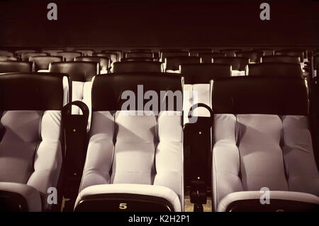File di sedili grigiastro colore blu in un cinema teatro. Duo tonalità color image close up e messa a fuoco selettiva delle righe vuote di poltrone in hall Foto Stock