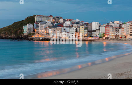 Malpica de Bergantinos o Malpica, La Coruña, Galizia, Spagna. Il villaggio visto dalla Spiaggia di Canido. Foto Stock