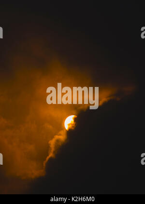 Il sole e la nuvola tempestosa. Foto Stock