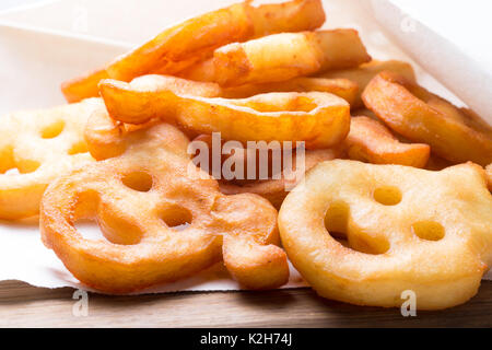 Facce buffe di patate fritte. Foto Stock