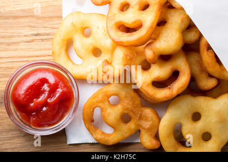 Facce buffe di patate fritte. Foto Stock