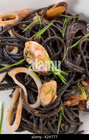 Tagliatelle con frutti di mare su una piastra. Foto Stock