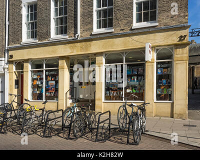 CAMBRIDGE, UK - 11 AGOSTO 2017: Biciclette parcheggiate di fronte al Cambridge University Press Bookshop Foto Stock