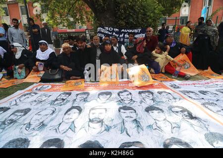 Srinagar Kashmir. Il 30 agosto, 2017. Capo JKLF Mohammad Yasin Malik prendendo parte in segno di protesta manifestazione organizzata dalla Associazione dei Genitori di Persone scomparse (APDP) in Srinagar Kashmir, il 30 agosto 2017 secondo alcuni APDP 8,000-10.000 persone sono scomparse dall'inizio del conflitto del Kashmir nel 1989, dopo essere stato arrestato dalle forze di sicurezza indiane e di altri dispositivi di sicurezza Credit: Umer Asif/Pacific Press/Alamy Live News Foto Stock