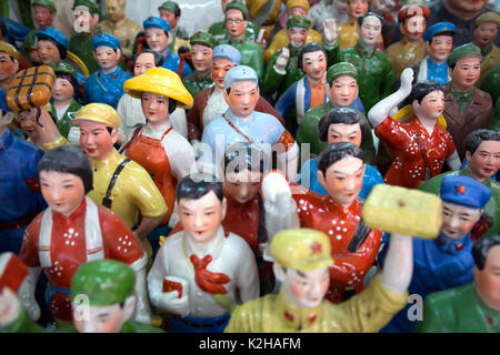 Statuette di porcellana di dirigenti comunisti e il popolo cinese per la vendita in Cat Street, Hong Kong Central. Foto Stock