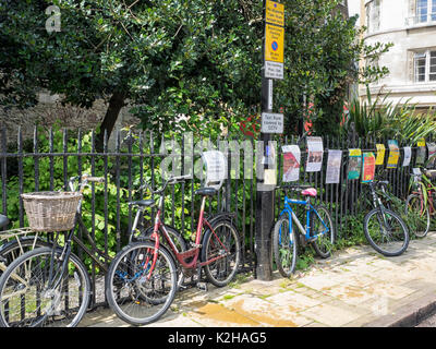 CAMBRIDGE, UK - 11 AGOSTO 2017: Biciclette incatenate a ringhiere nel centro della città Foto Stock