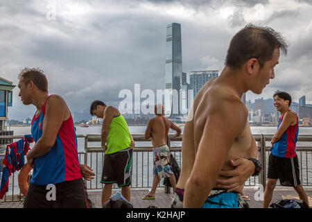 La gente e la folla per le strade di Hong Kong Foto Stock