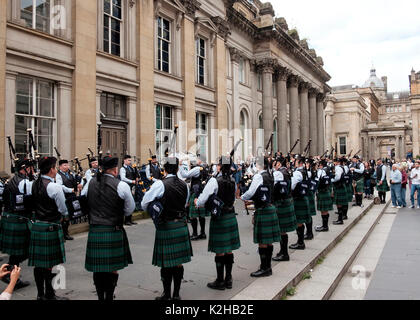 Il Nord Stratton Pipe Band da Edmonton, Alberta, Canada eseguire in Royal Exchange Square, Glasgow davanti al mondo Pipe Band Championship 2017 Foto Stock