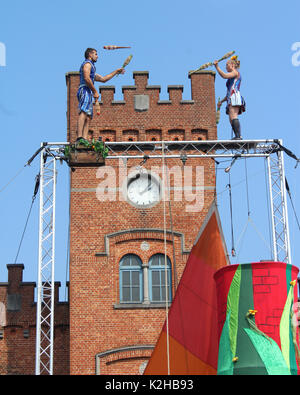 AALST, Belgio, 27 AGOSTO 2017: La giocoleria e il duo acrobatico Circus unARTiq eseguire al di fuori della stazione di Aalst, durante il free open air festival Cirk. C Foto Stock