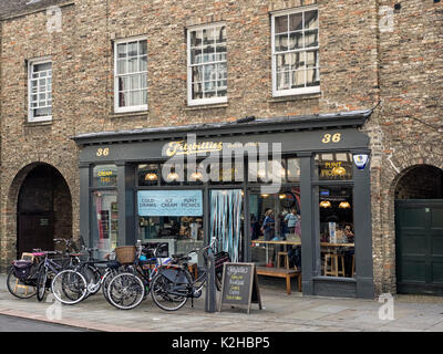 CAMBRIDGE, UK - 11 AGOSTO 2017: Fitzbillies Cafe and Tea Shop su Bridge Street Foto Stock