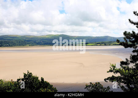 Portmeirion, Wales, Regno Unito. Il 01 agosto 2017. L'estuario del fiume Dwyryd a bassa marea preso dal fantasy village di Portmeirion in Galles. Foto Stock