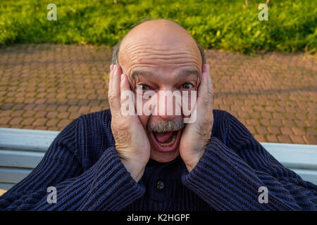 Ritratto di sconvolto uomo caucasico. Foto Stock