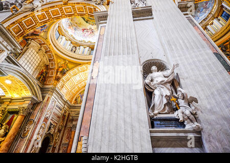 Roma - 25 Marzo 2015: Interno della Basilica di San Pietro in Vaticano il 25 marzo 2015 a Roma, Italia. La Basilica di San Pietro fino a poco tempo fa era c Foto Stock