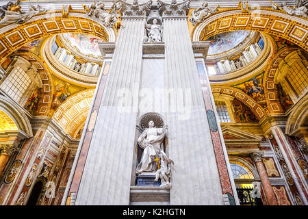 Roma - 25 Marzo 2015: interni di San Pietro in Vaticano il 25 marzo 2015 a Roma, Italia. La Basilica di San Pietro fino a poco tempo fa era considerato Foto Stock