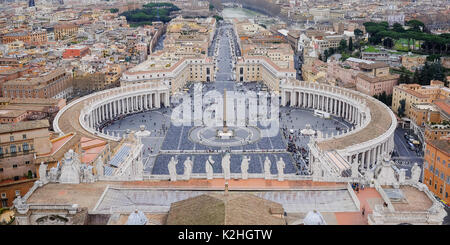 Città del Vaticano - Vaticano - 25 Marzo 2015: Piazza San Pietro - è un massiccio plaza situato direttamente di fronte alla Basilica di San Pietro, l'enclave papale in Foto Stock